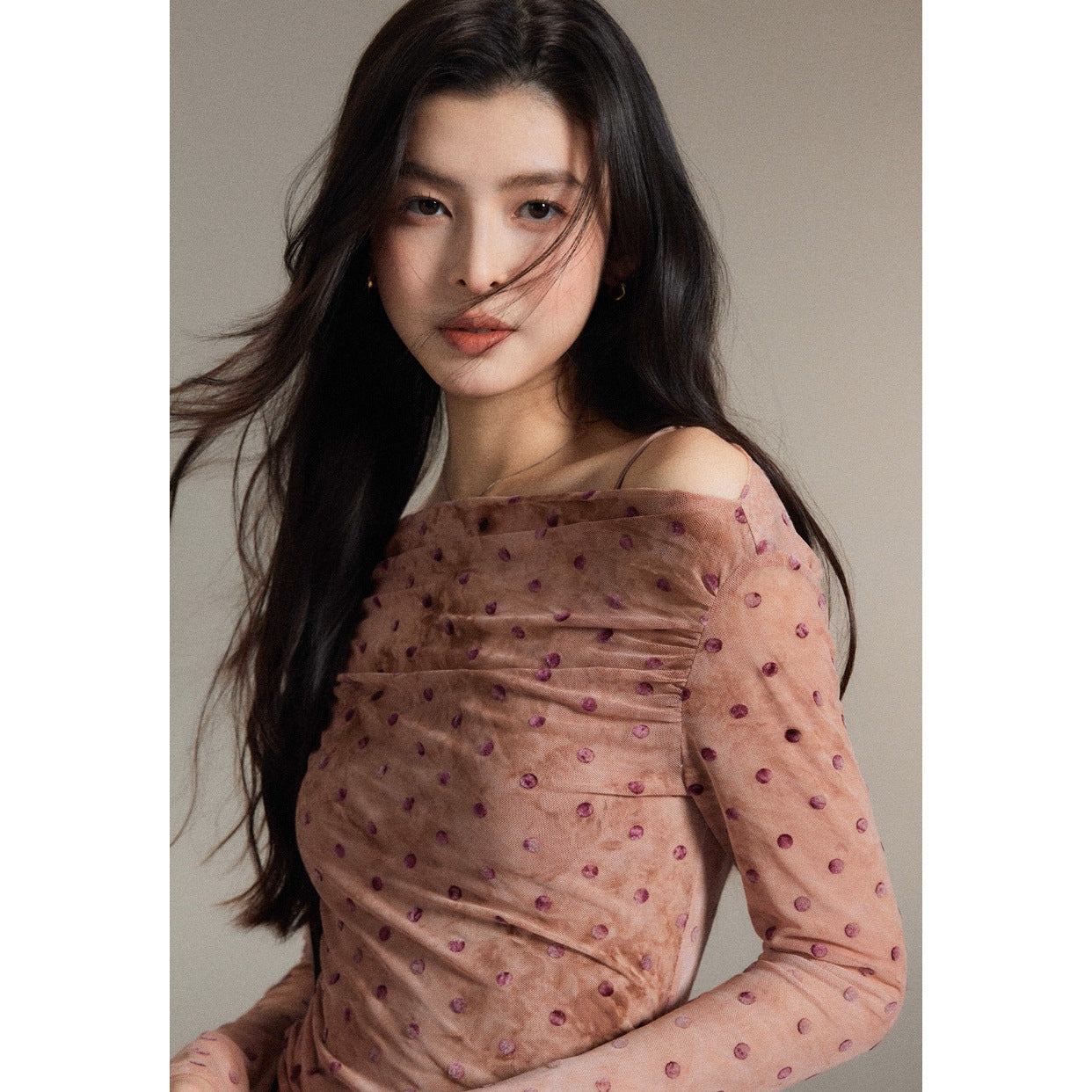 Eryang [Zhiqiu] One-word shoulder polka dot mesh yarn two-piece top for women's autumn slim and thin pleated long sleeves