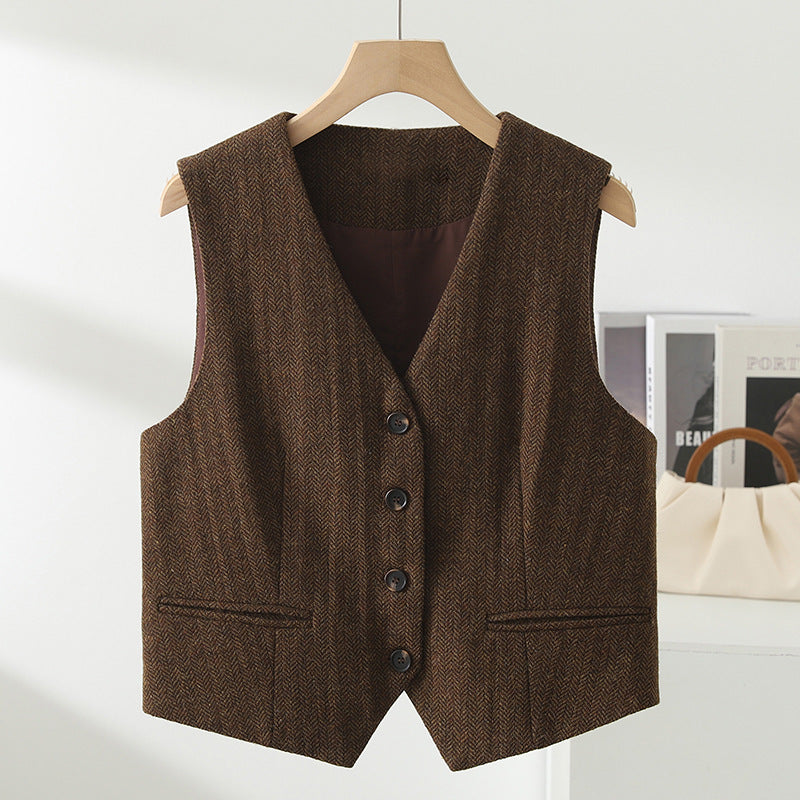 The real shot will be in the autumn of 2025. The new literary and retro models will be stacked with British woolen vests and sleeveless vest jackets. Women's clothing
