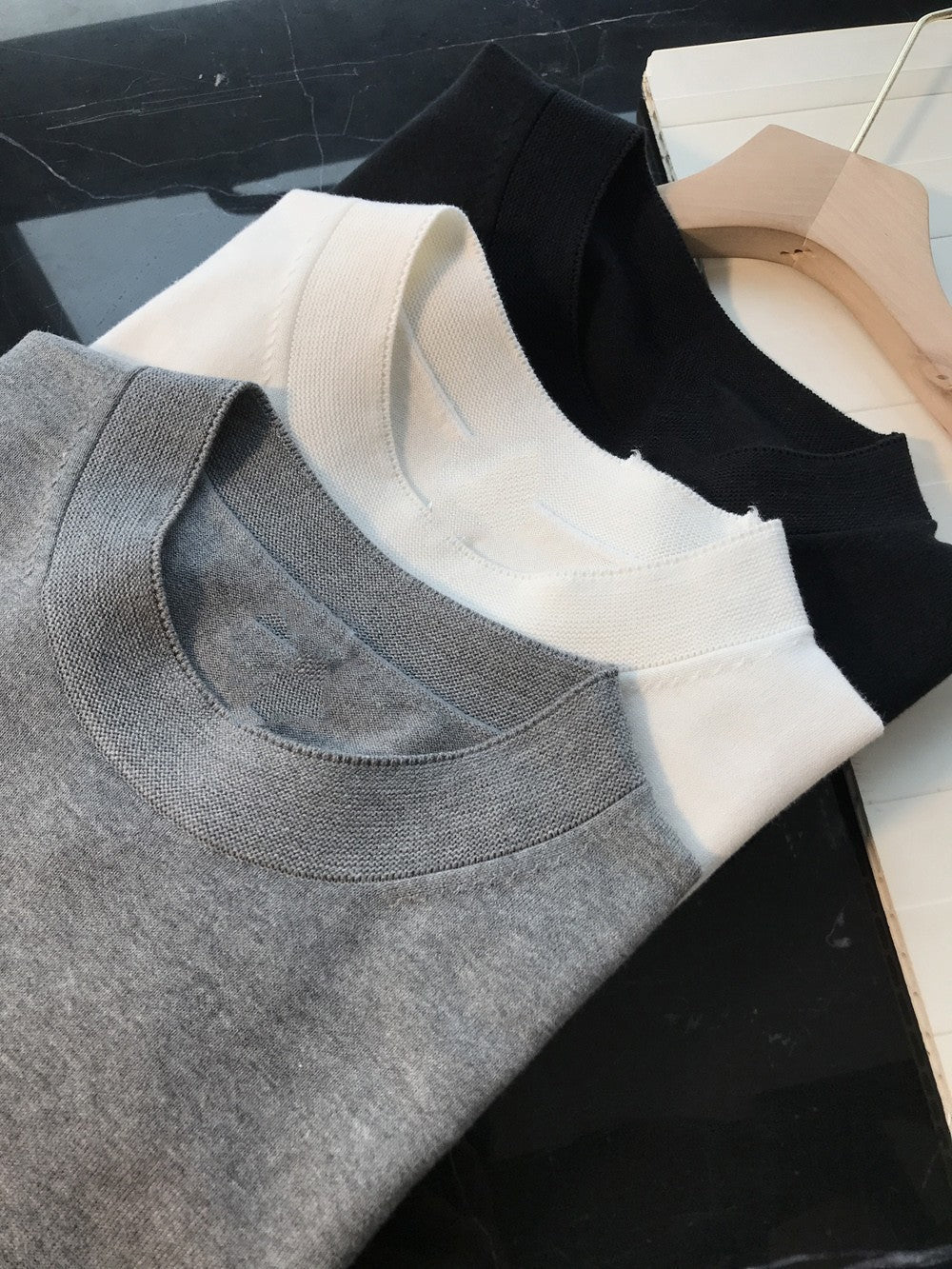 Too great value ~ Nordic niche! Simple and stylish, basic half-height round neck, slimming solid color short-sleeved knitted T-shirt