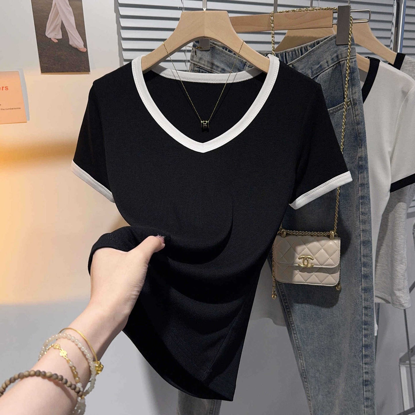 Contrasting color V-neck T-shirt women's short-sleeved front shoulder 2025 new fashion versatile slim-fit unique chic niche top summer
