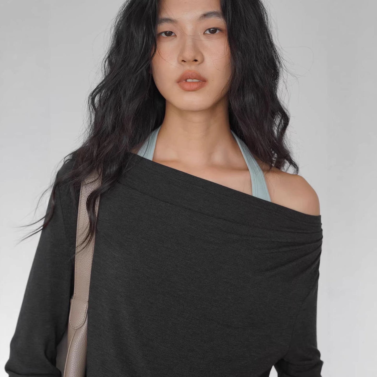 EIGHTMONTH Spice Girl Stacking Suit Gray Off-Shoulder Top + Light Green Inner Fashion Careful Machine Two-piece Set