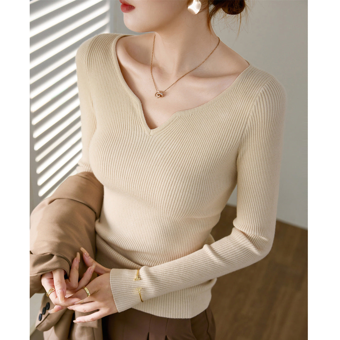 Peach heart neck sweater women's knitted sweater 2025 autumn and winter new slim-fitting and thin inner with warm wool thread long-sleeved top