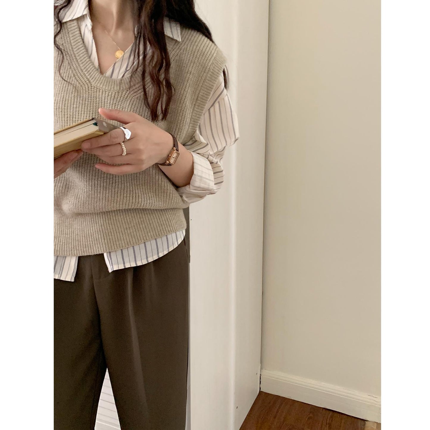 Layered in early autumn, small people loose and lazy, low crew neck vest, versatile knitted vest girl