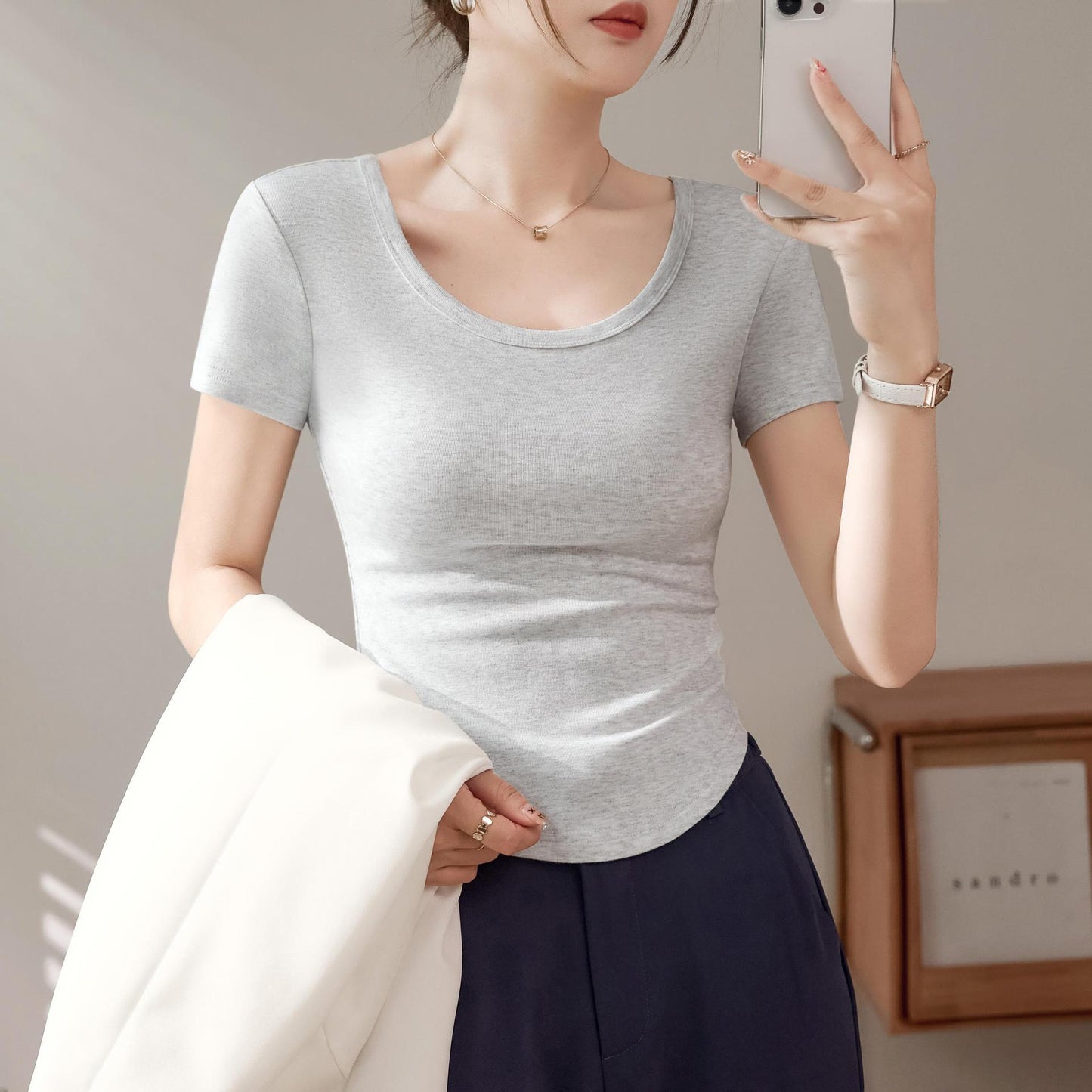 High-quality short-sleeved T-shirt women's 2025 new summer slim-fitting and thin curved hem fashionable foreign U-neck top trendy