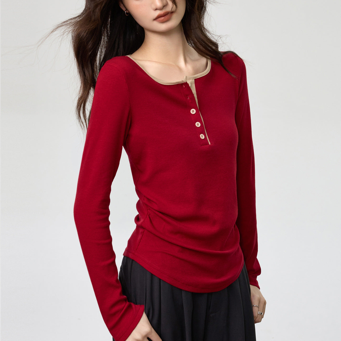 260G Youke silk, high-end design sense contrasting color round neck button-up long-sleeved T-shirt women's autumn new slim-fit pleated top