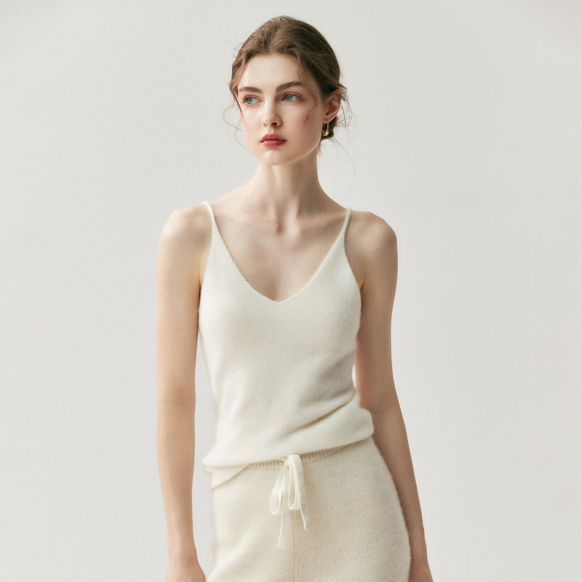 Seamless ready-to-wear! A first-line V-neck cashmere camisole for women with a sleeveless knitted base cardigan underneath