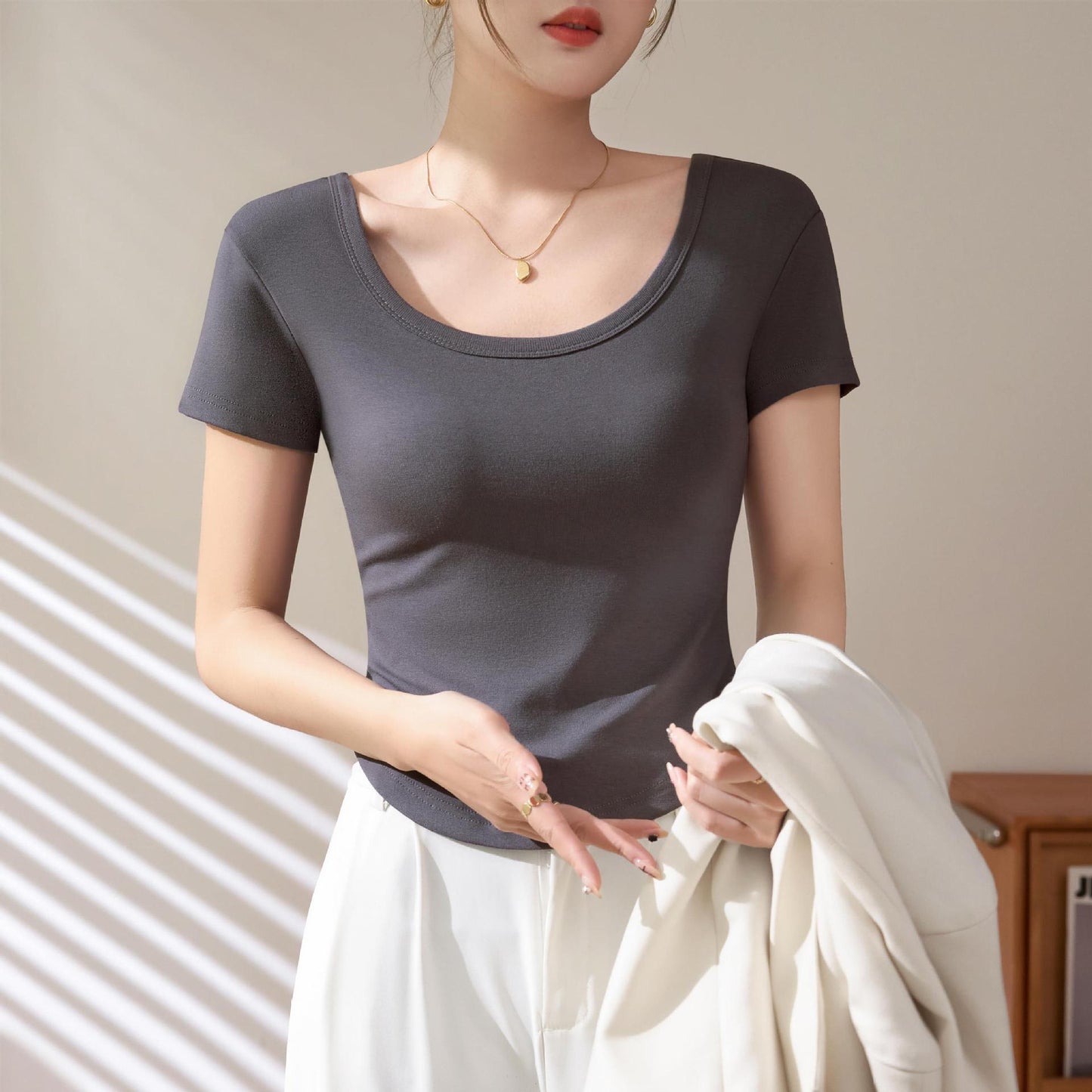 High-quality short-sleeved T-shirt women's 2025 new summer slim-fitting and thin curved hem fashionable foreign U-neck top trendy