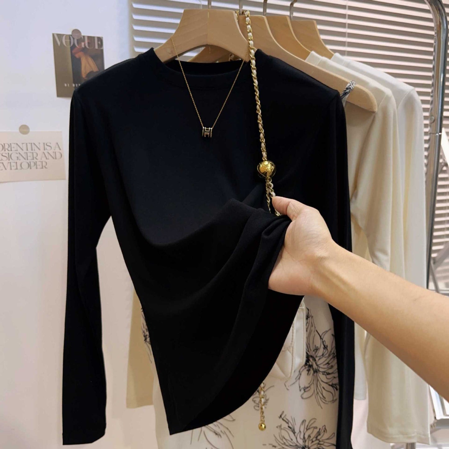 White bottoming shirt women's small round neck inner with early spring and autumn thread long-sleeved T-shirt temperament looking thin 2025 top ins