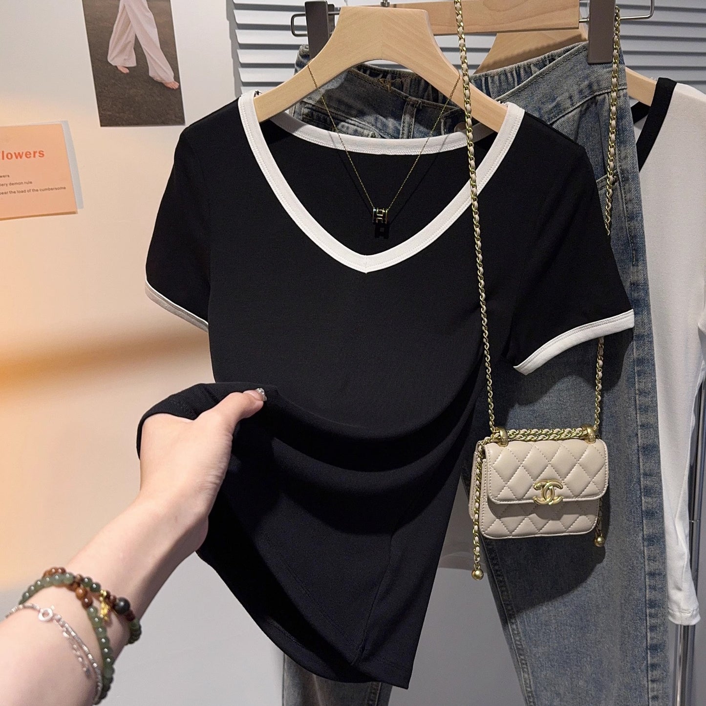 Contrasting color V-neck T-shirt women's short-sleeved front shoulder 2025 new fashion versatile slim-fit unique chic niche top summer