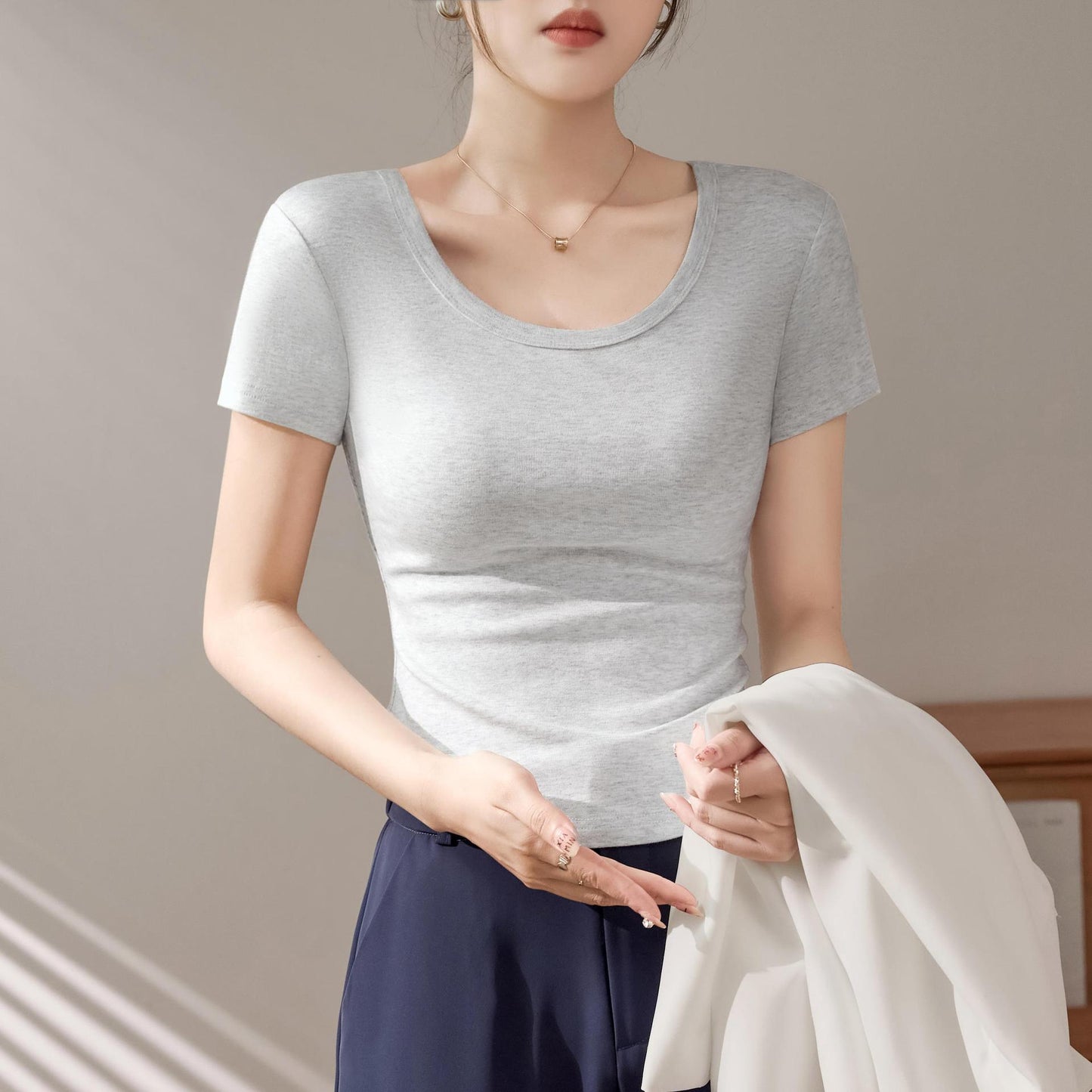High-quality short-sleeved T-shirt women's 2025 new summer slim-fitting and thin curved hem fashionable foreign U-neck top trendy
