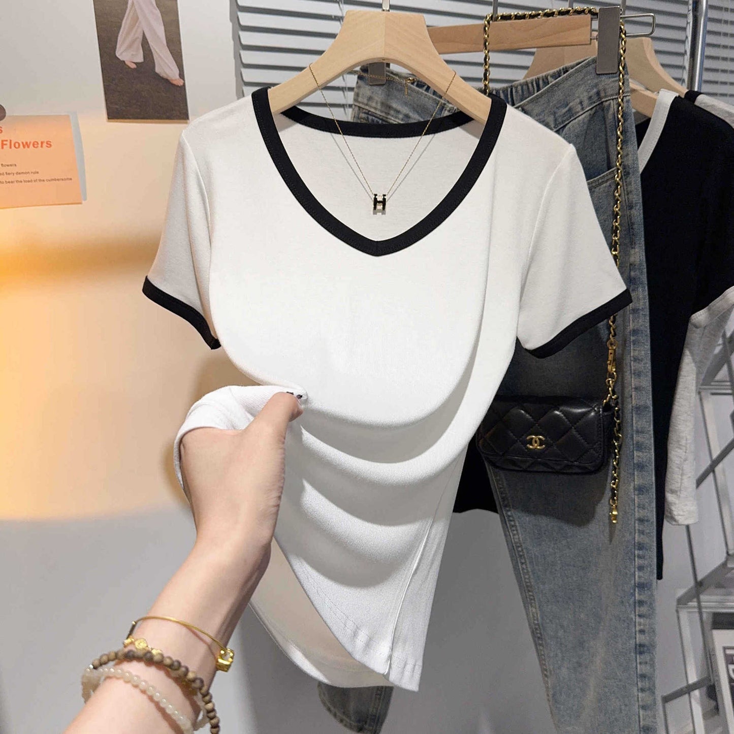 2025 summer new short-sleeved t-shirt women's 2025 new soft contrasting color explosive threaded v-neck slim-fitting casual t-shirt