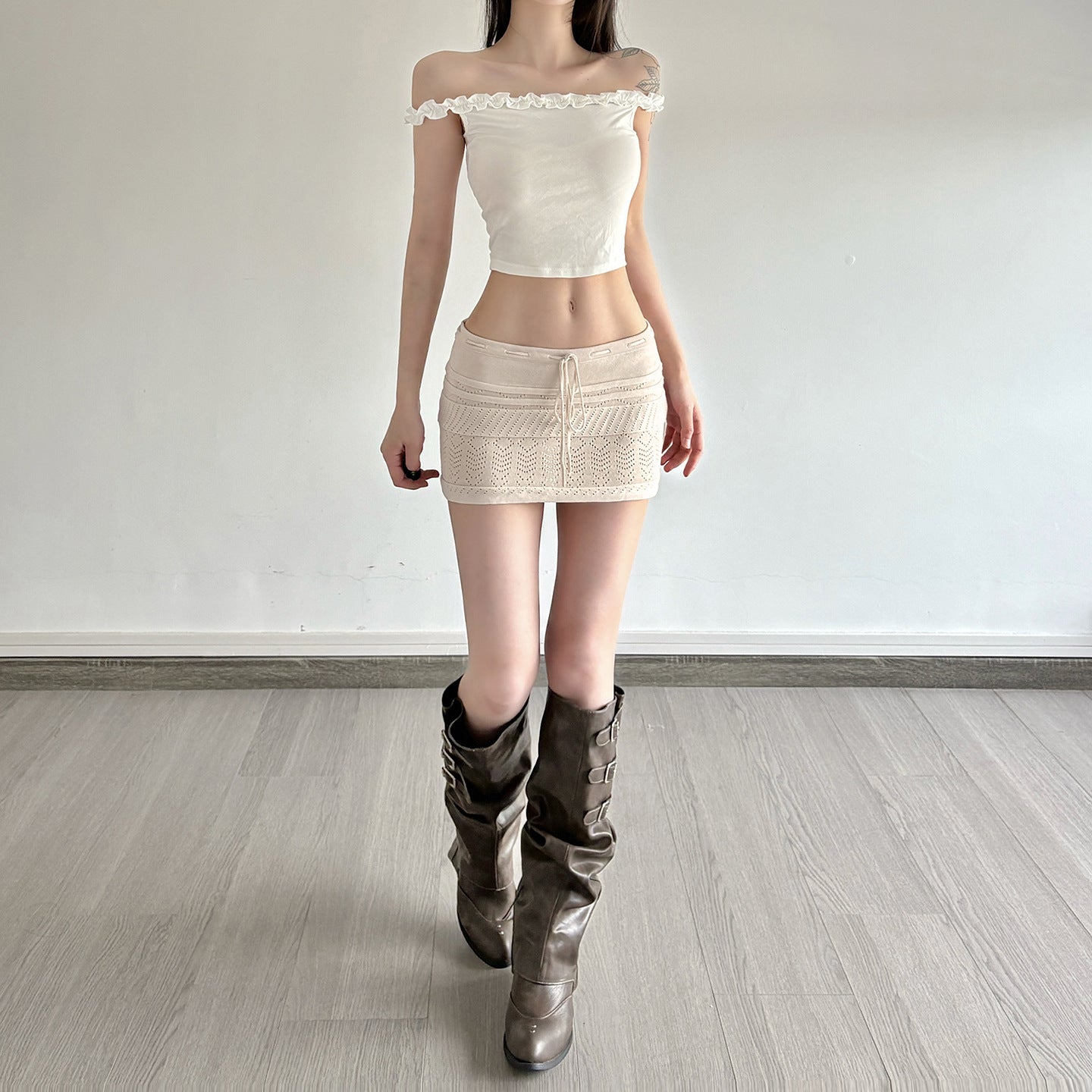 2025 autumn new product hollow woolen crochet A-shaped skirt niche pure desire gentle wind exposed navel low waist lace-up short skirt
