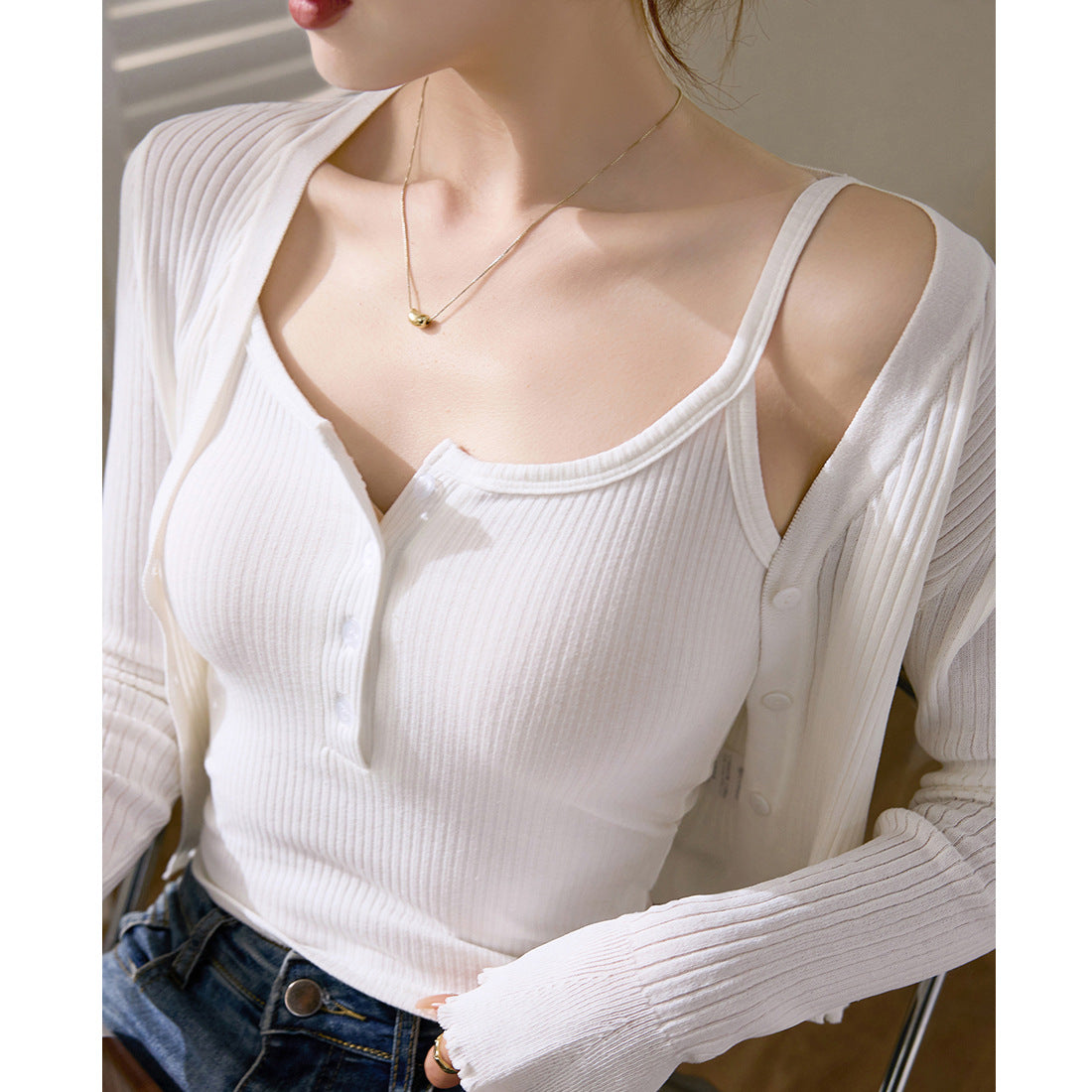 Ruth wears a cotton short suspender vest for women's summer wear with buttons, a sexy high-waisted navel-exposed top with a bottom.