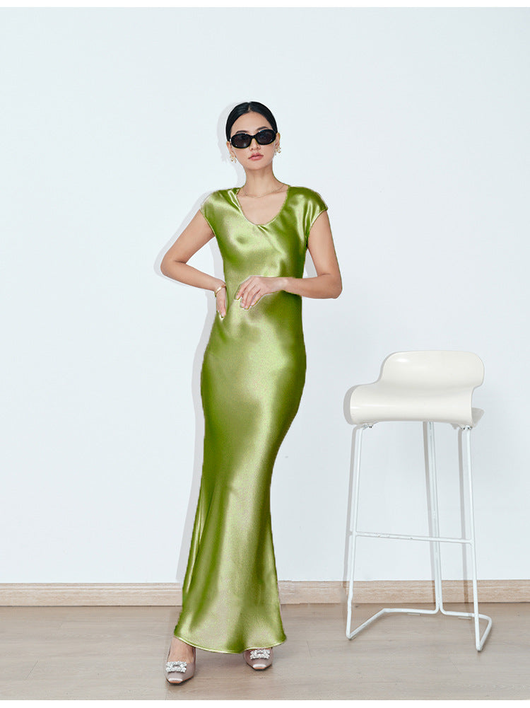 Keep it for yourself! Imported acetic acid satin dress 45 degrees oblique cut U-neck acetic acid satin long dress with stylish pendant