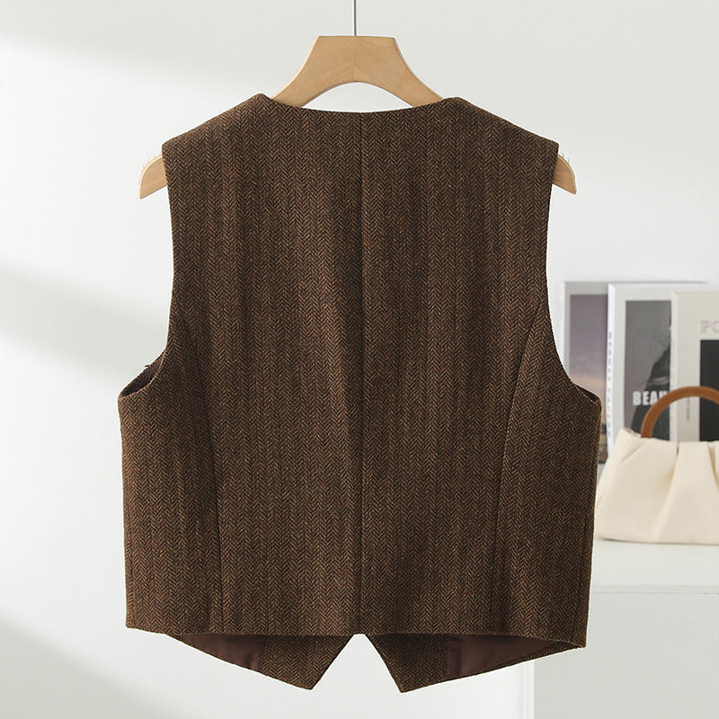 The real shot will be in the autumn of 2025. The new literary and retro models will be stacked with British woolen vests and sleeveless vest jackets. Women's clothing