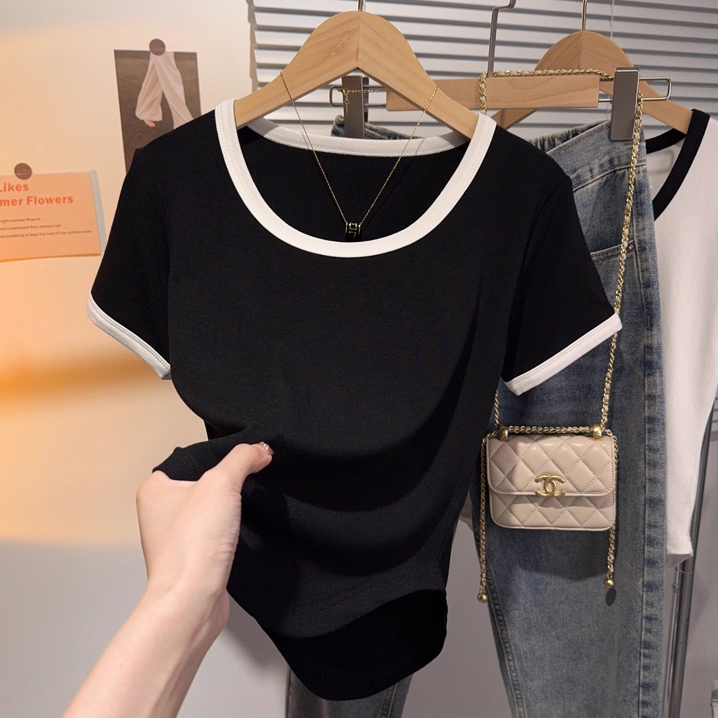 Contrasting colors, fashionable and foreign style u-neck bottoming shirt, slim-fitting and versatile summer unique top, short-sleeved T-shirt, women's new models in 2025