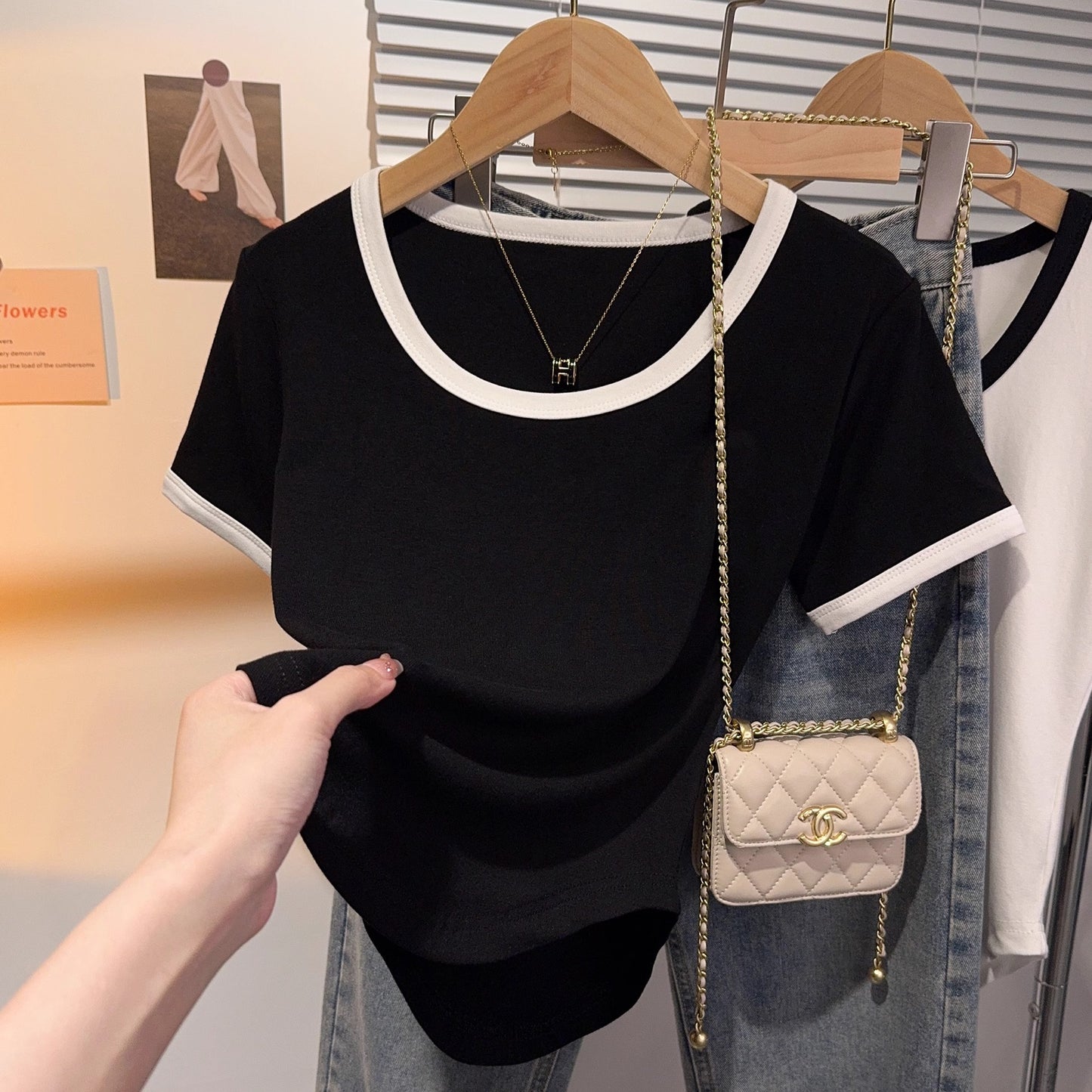 Contrasting colors, fashionable and foreign style u-neck bottoming shirt, slim-fitting and versatile summer unique top, short-sleeved T-shirt, women's new models in 2025