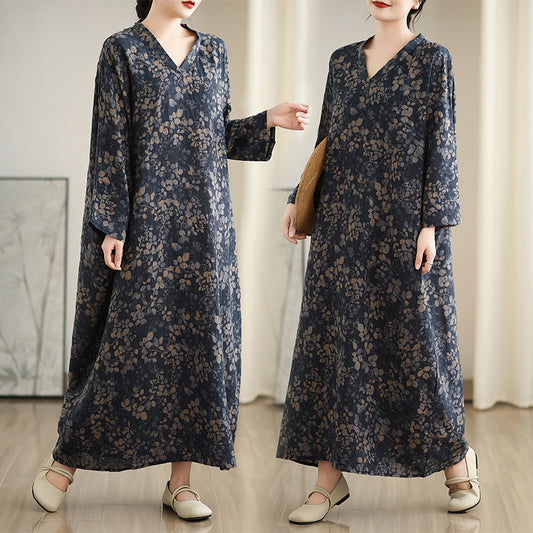 The real shot is the new holiday style travel V-neck literary and retro medium and long meat-covering dress for women in the early spring of 2025.